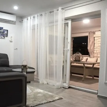 Apartments Porec City アパート ポレッチ