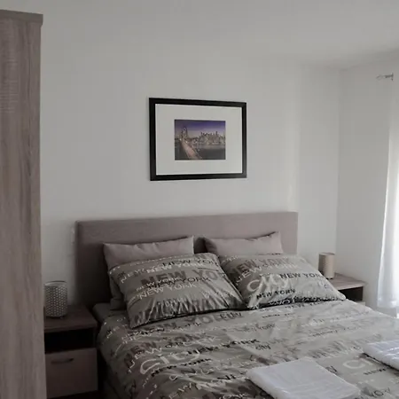 Apartments Porec City アパート ポレッチ